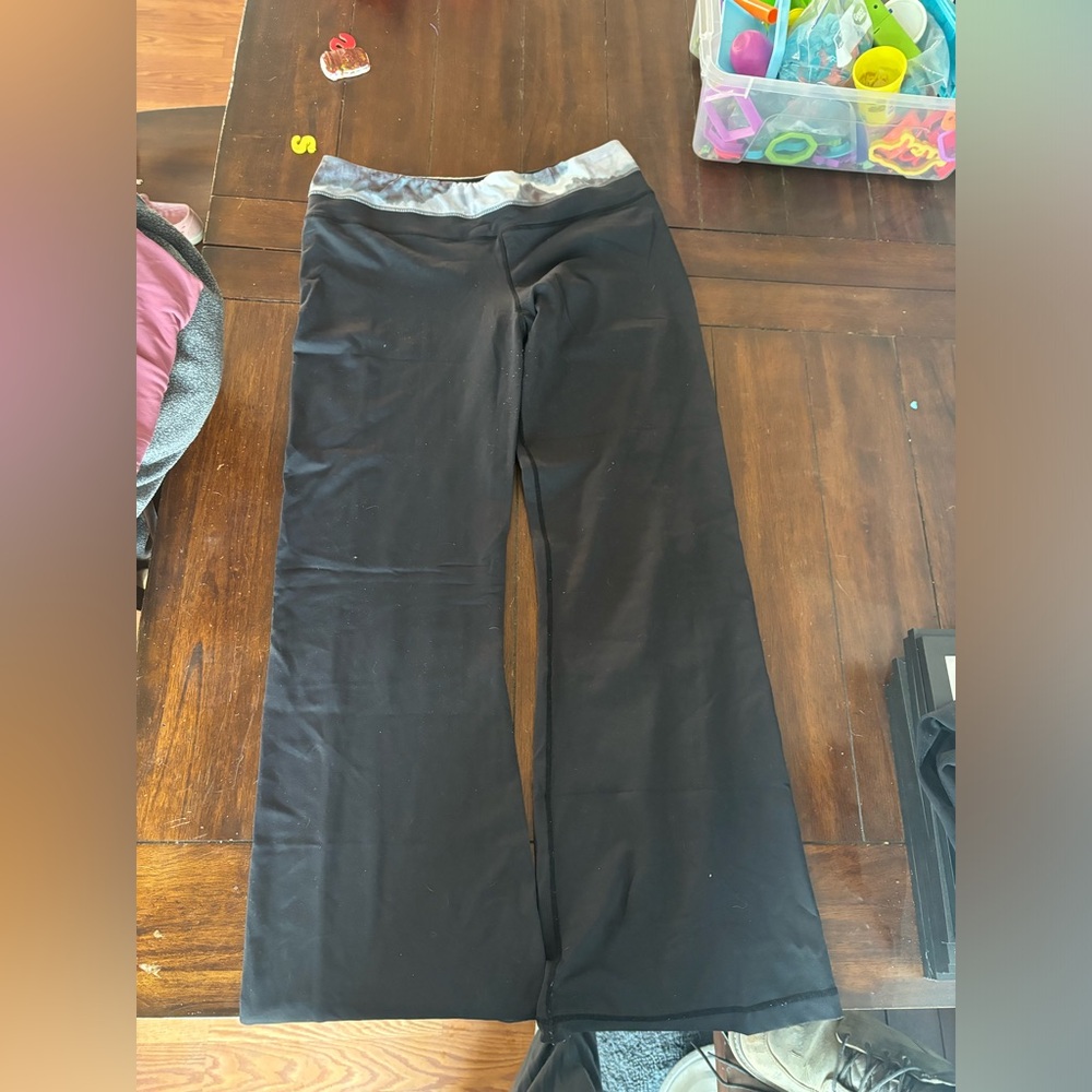 Women’s flare Lululemon yoga pants